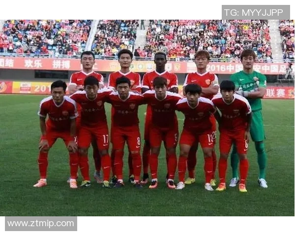 成都篮球队以97分领跑杯赛积分榜展现强劲实力和团队合作精神