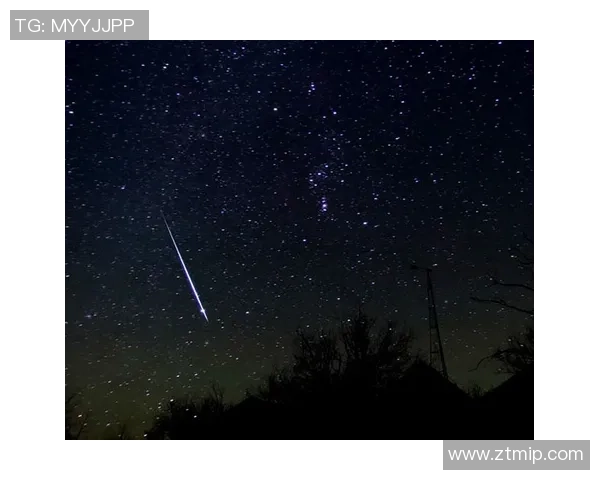 流星划过夜空与足球的激情碰撞在草坪上绽放出璀璨光芒 流星划过夜空与足球的激情碰撞在草坪上绽放出璀璨光芒