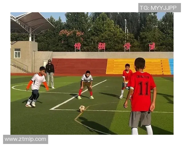 足球男童摄影捕捉青春活力瞬间展现小小球员的梦想与激情